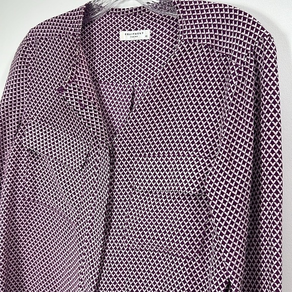 Equipment Femme Lynn geo print purple button down 100% silk top size xs. - Picture 11 of 12